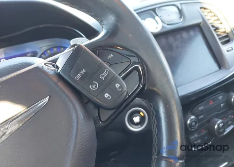 2018 Chrysler 300 из США, поврежденный, VIN 2C3CCABG0JH191053